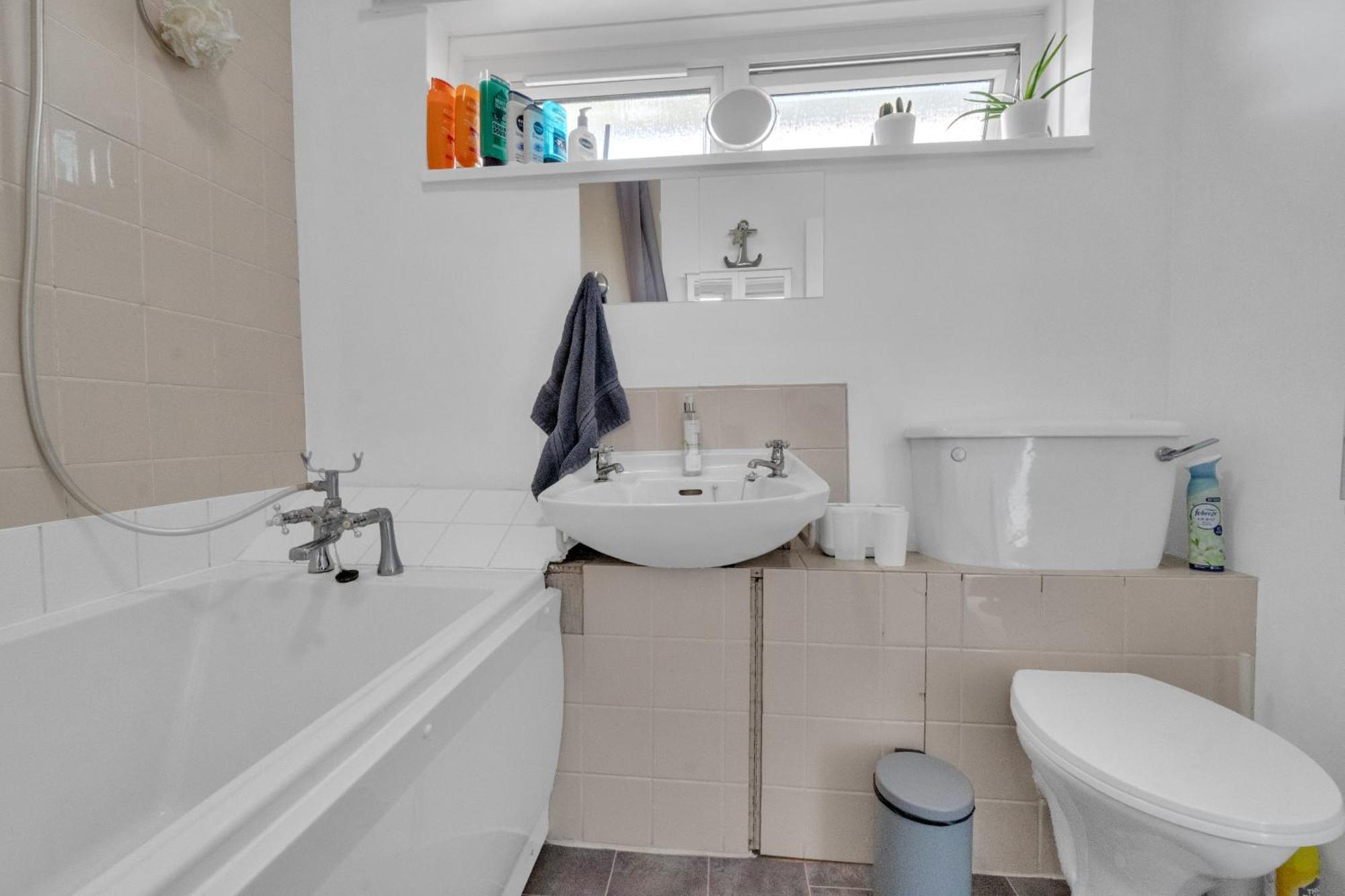 Spacious 9-Person Stay With Free Parking In London