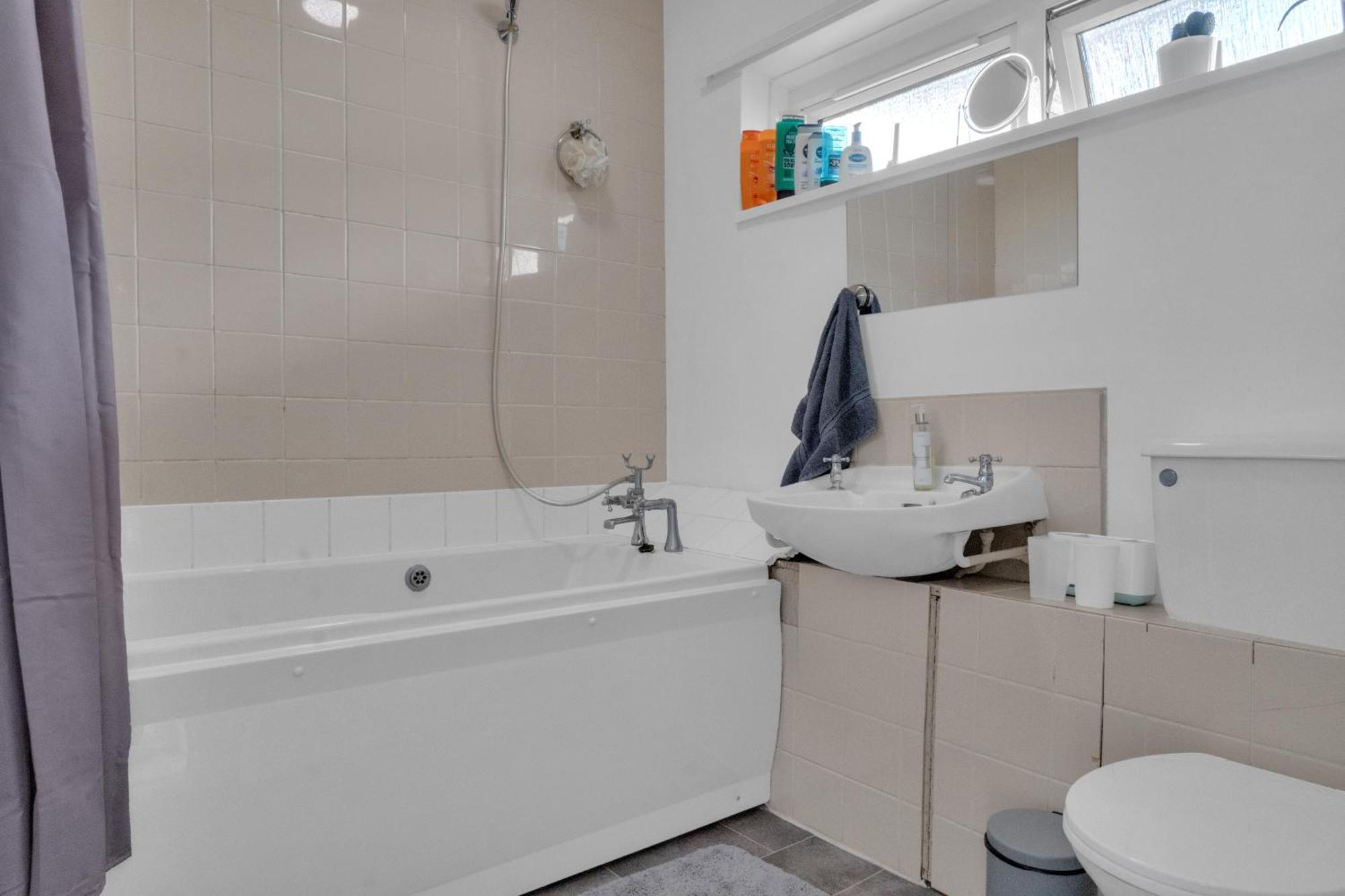 Spacious 9-Person Stay With Free Parking In London Apartment London