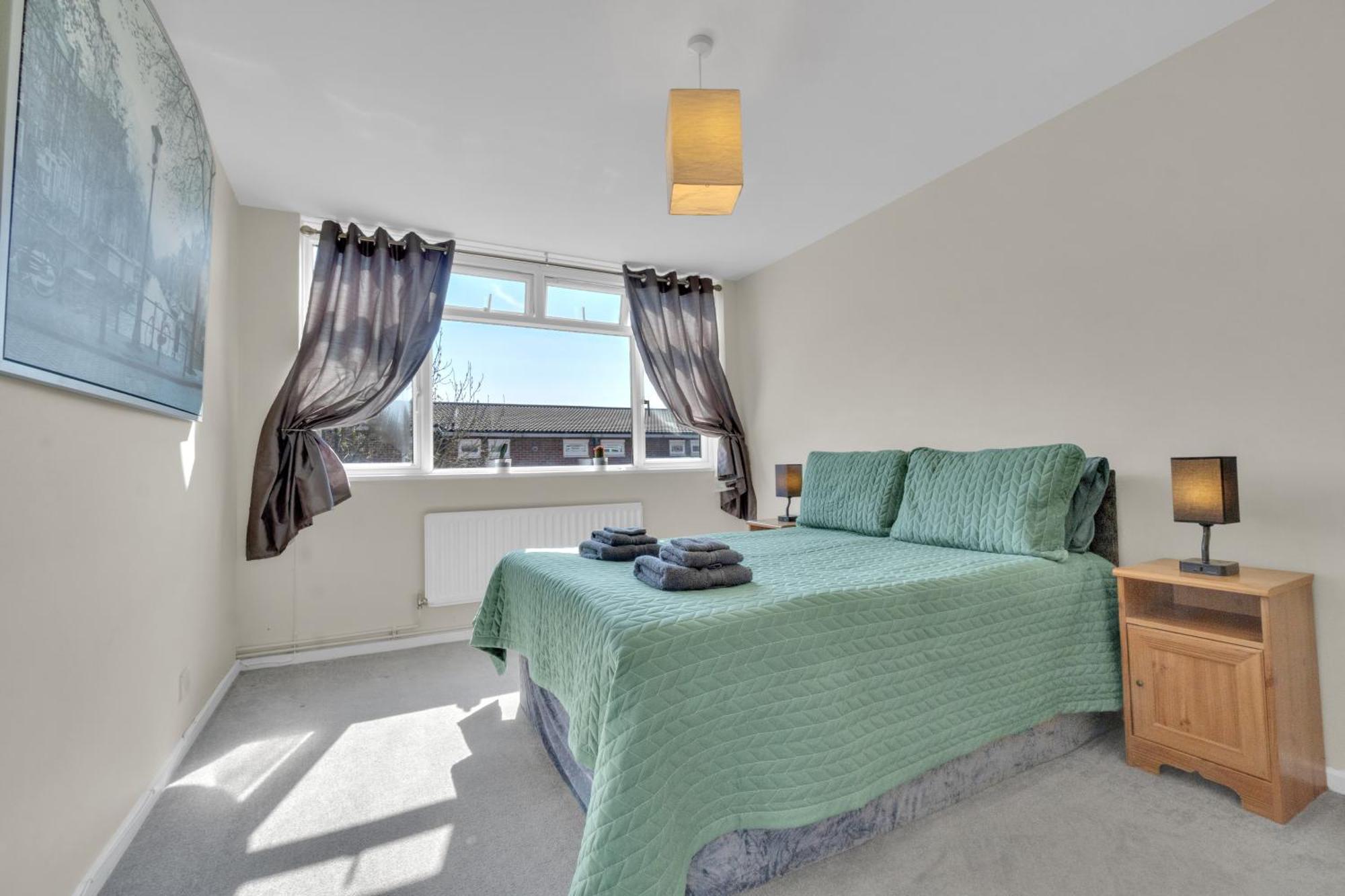 Spacious 9-Person Stay With Free Parking In London *