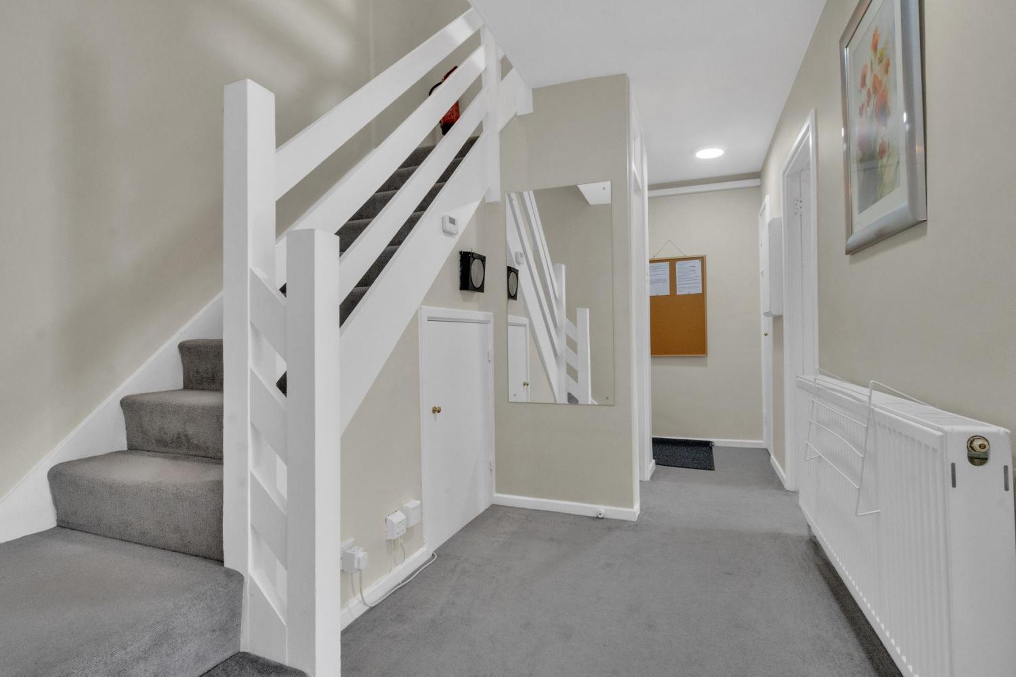 Spacious 9-Person Stay With Free Parking In London London