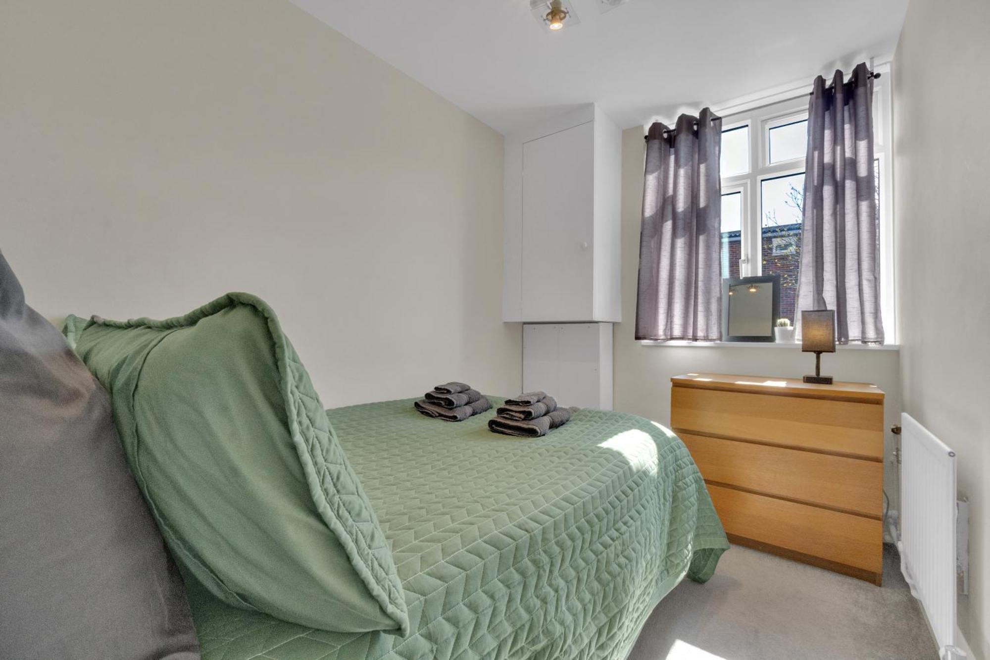 Apartment Spacious 9-Person Stay With Free Parking In London *