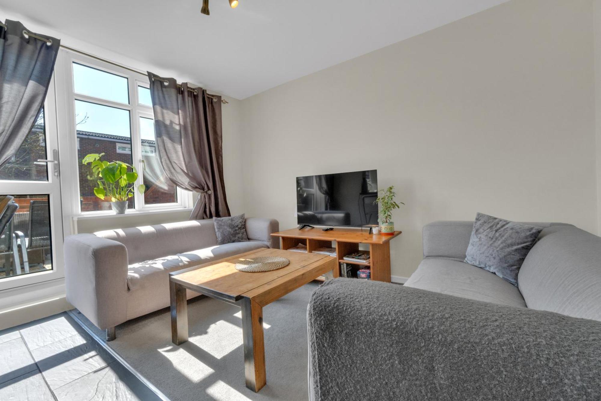 Apartment Spacious 9-Person Stay With Free Parking In London London